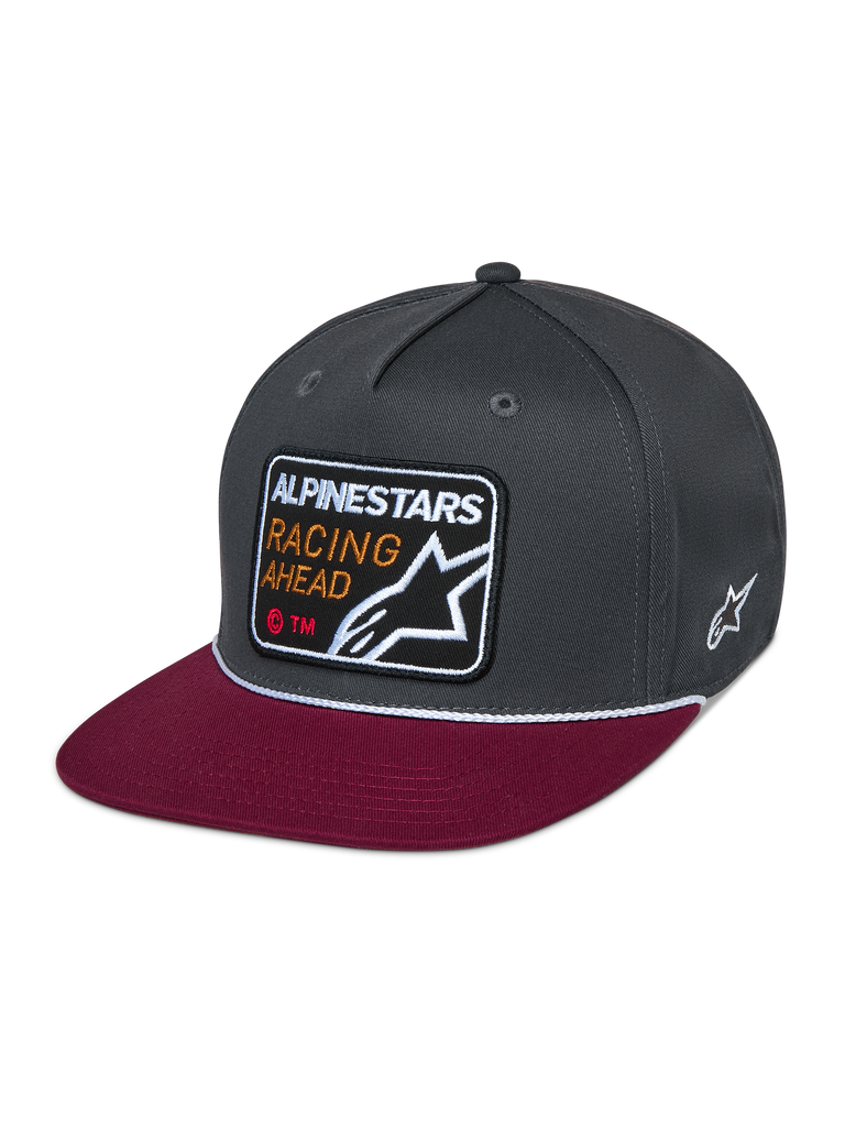 Alpinestars Intuitive Snapback-kasket, afslappet motorsport-hovedbeklædning, mørkegrå struktureret krone med rød flad skygge, hvid snordetalje, broderet mærke på fronten med 'ALPINESTARS RACING AHEAD' og stjernelogo, hvid stjernebrodering på siden
