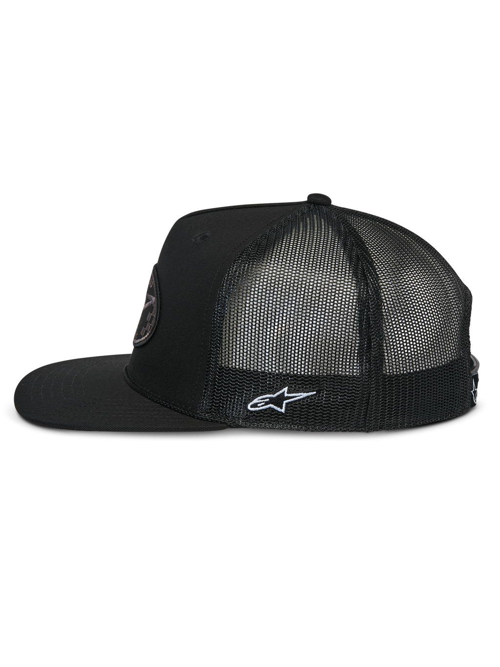 Alpinestars Contender Trucker Hat, sideprofil, sort, flad skygge med struktureret krone, åndbar poly-mesh bagside, med hvidt broderet Astars-logo på siden, afslappet motorsport-inspireret hovedbeklædning