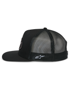 Alpinestars Contender Trucker Hat, sideprofil, sort, flad skygge med struktureret krone, åndbar poly-mesh bagside, med hvidt broderet Astars-logo på siden, afslappet motorsport-inspireret hovedbeklædning