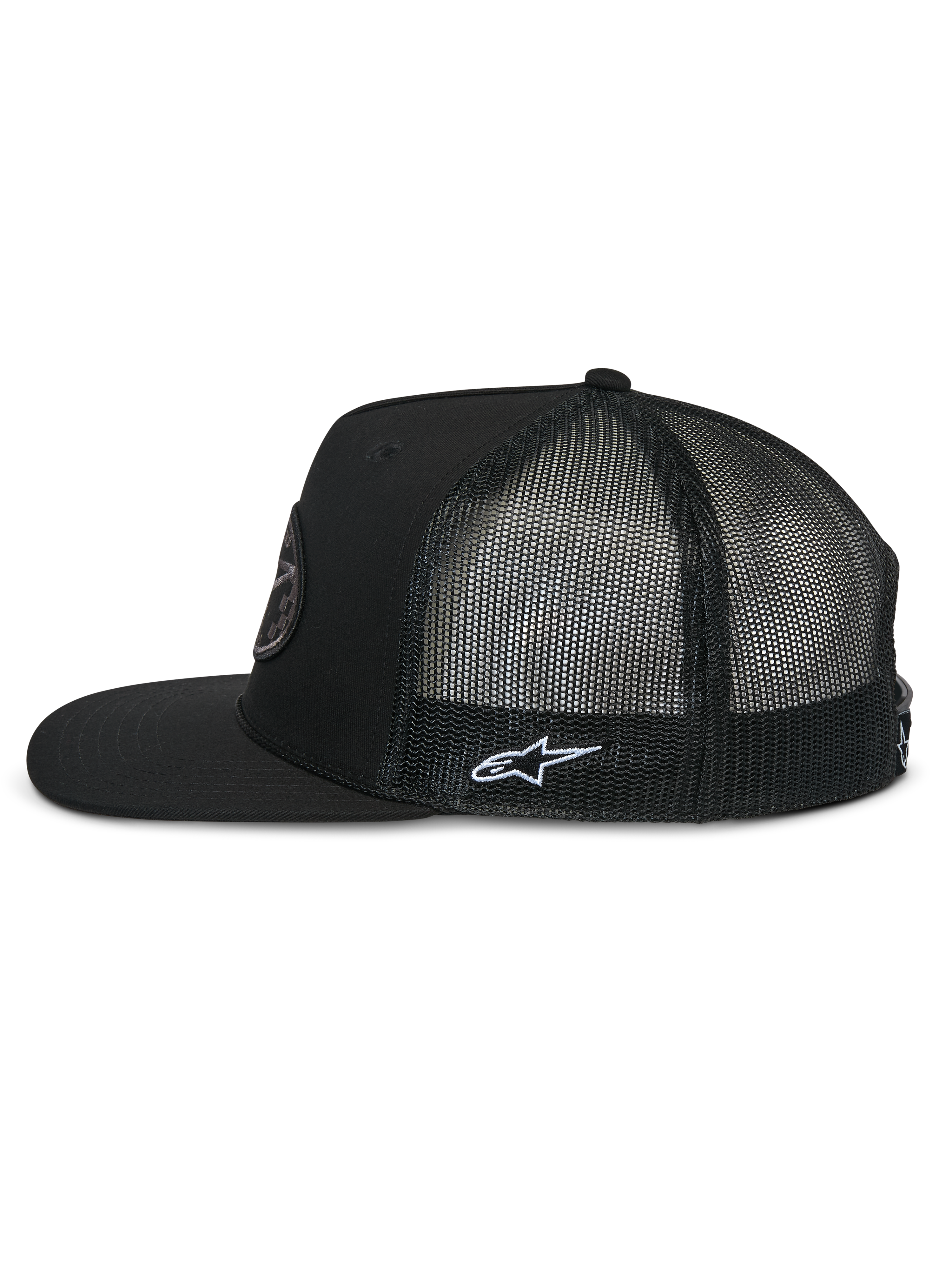 Alpinestars Contender Trucker Hat, sideprofil, sort, flad skygge med struktureret krone, åndbar poly-mesh bagside, med hvidt broderet Astars-logo på siden, afslappet motorsport-inspireret hovedbeklædning