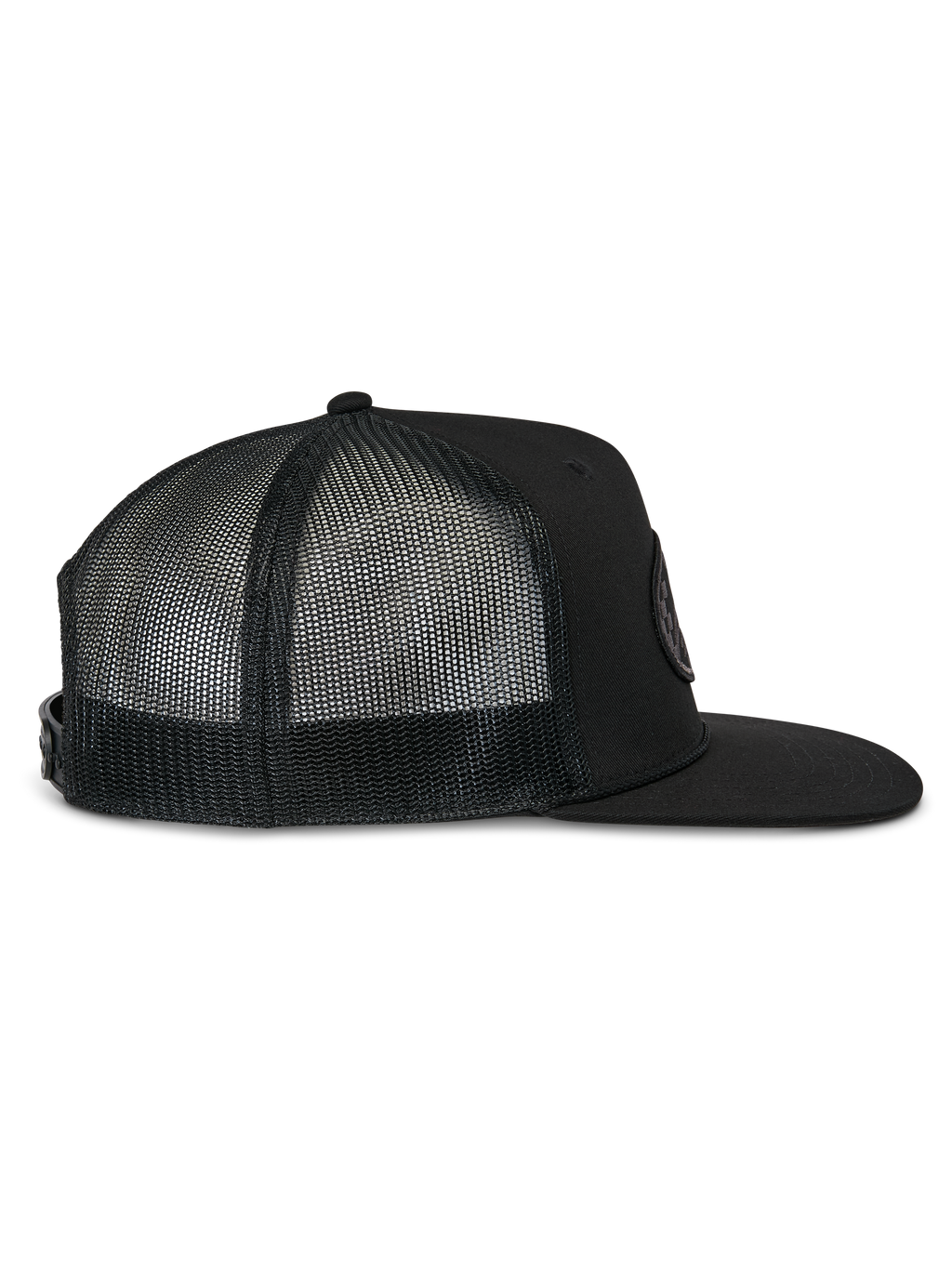 Alpinestars Contender Trucker Hat, sort trucker cap, profilvisning fra siden, med flad skygge og åndbare mesh-paneler bagpå, snapback-lukning, afslappet motorsportstil