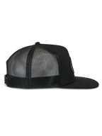 Alpinestars Contender Trucker Hat, sort trucker cap, profilvisning fra siden, med flad skygge og åndbare mesh-paneler bagpå, snapback-lukning, afslappet motorsportstil