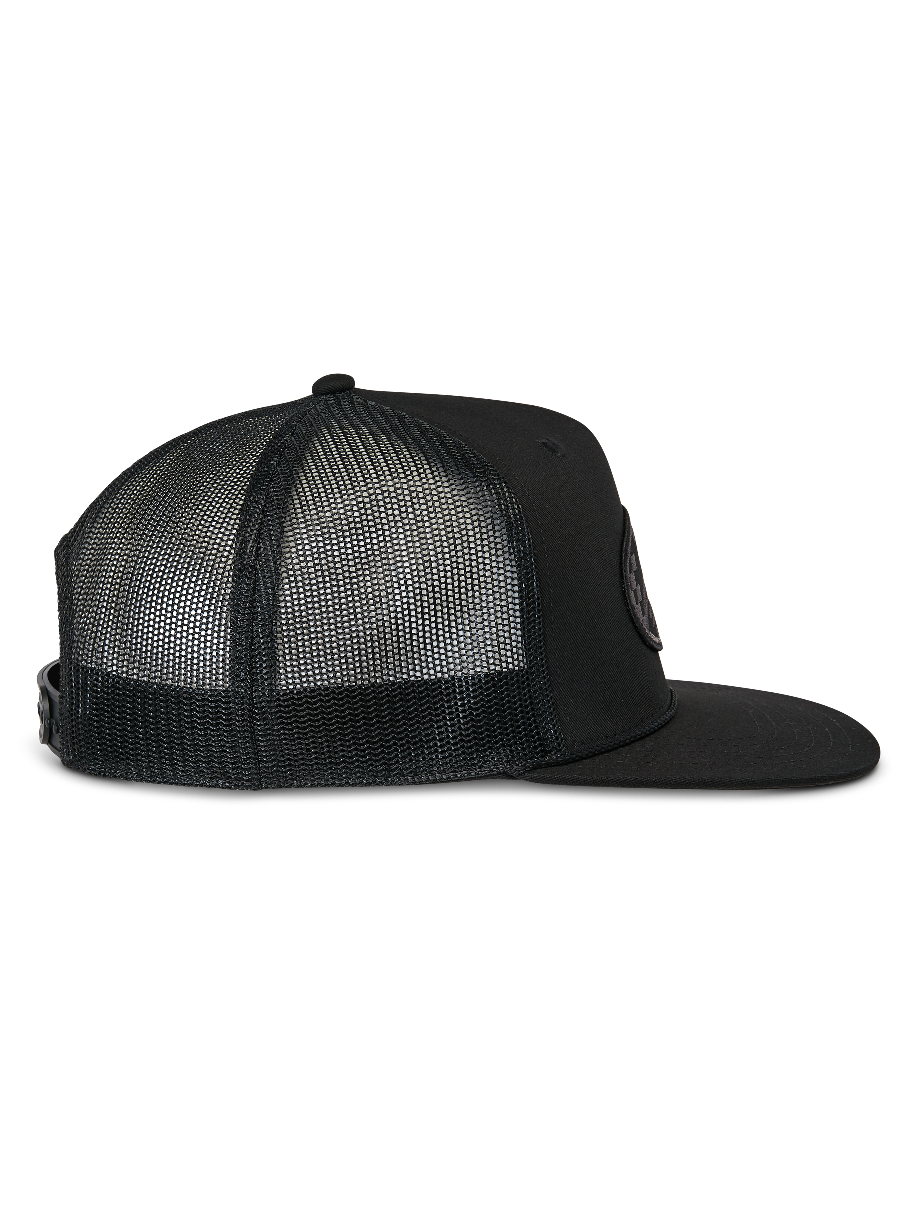 Alpinestars Contender Trucker Hat, sort trucker cap, profilvisning fra siden, med flad skygge og åndbare mesh-paneler bagpå, snapback-lukning, afslappet motorsportstil