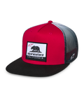 Alpinestars Cali Gradient Trucker Hat, rød, sort og hvid, struktureret rød krone med sort flad skygge, grå gradient mesh-bagside, med Cali Bear vævet patch og broderet logo på siden, casual motorsport hovedbeklædning