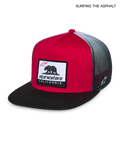 Alpinestars Cali Gradient Trucker Cap, flad skygge snapback-kasket i rød, sort og hvid, med Cali Bear-logo på forsiden og åndbar mesh-bagside