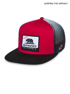 Alpinestars Cali Gradient Trucker Cap, flad skygge snapback-kasket i rød, sort og hvid, med Cali Bear-logo på forsiden og åndbar mesh-bagside