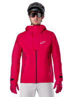 Alpinestars A-Dura Elite vandtæt jakke, MTB-regnjakke, Red Fluo, høj krave med hvidt Alpinestars logo, sorte lynlåsdetaljer, bæres med matchende handsker og sort cykelhjelm, teknisk vandtæt cykeludstyr