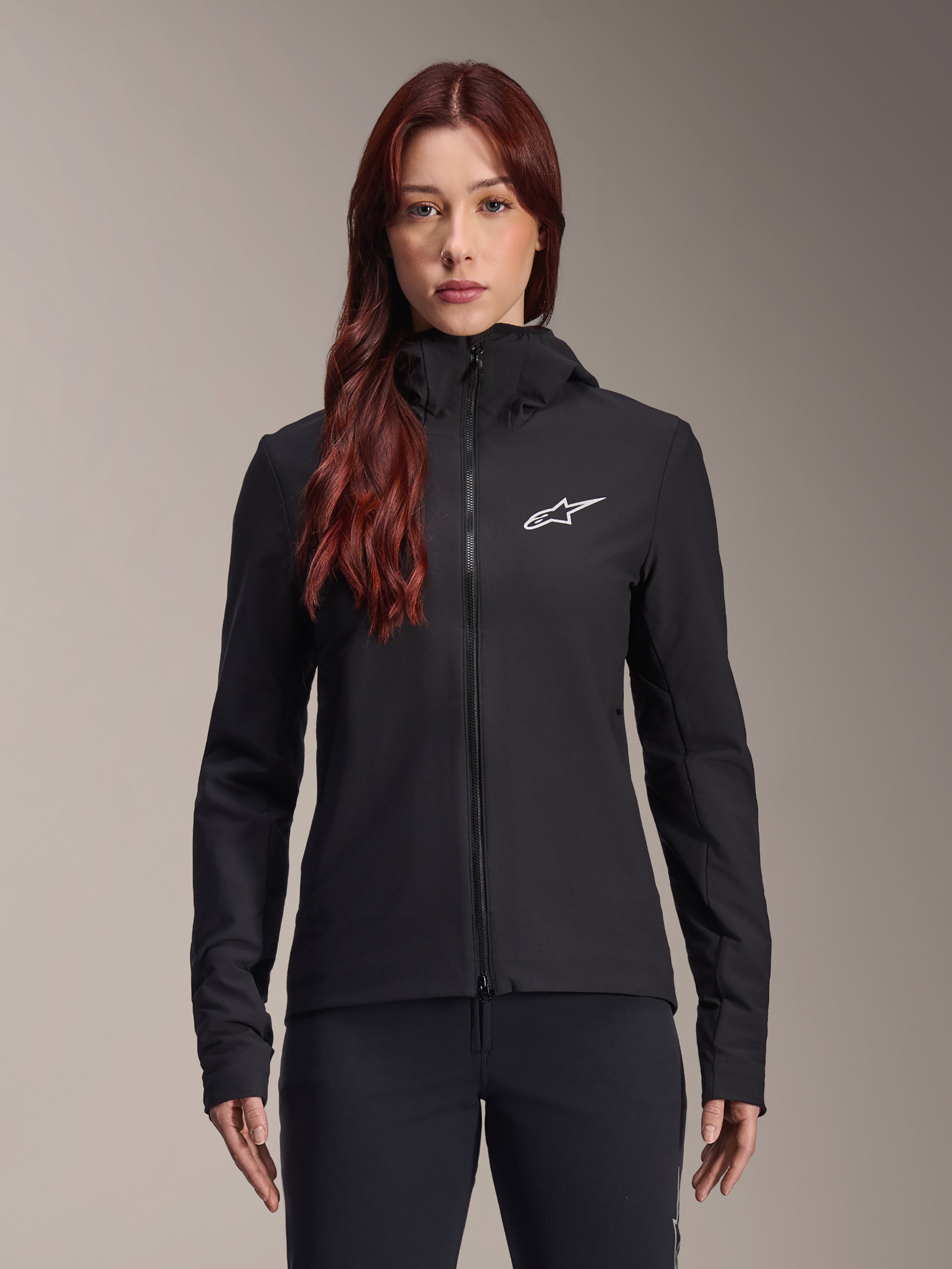 Alpinestars Stella A-Dura Thermal Jacket, cykeljakke til damer, sort, hvidt stjernelogo på brystet, design med hætte og lynlås, tætsiddende langærmet konstruktion til mountainbike