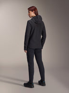 Alpinestars Stella A-Dura termojakke, MTB-cykeljakke til kvinder, sort, set bagfra med fokus på den isolerede hætte og regulær pasform, båret med matchende sorte bukser og sko, letvægts termisk isolering til kørsel i koldt vejr