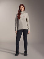 Alpinestars Stella A-Dura termojakke til kvinder, mountainbike-jakke, titaniumgrå, båret med sorte tekniske bukser og sort fodtøj, med fleece-foret hætte og rødt logo på brystet, designet til kørsel i koldt vejr