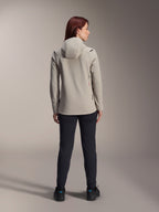 Alpinestars Stella A-Dura Thermal Jacket til kvinder, Titanium Gray, set bagfra bæres med sorte bukser, med fleece-foret isoleret hætte og et lille rødt logo, funktionel og stilfuld mountainbike-jakke til kørsel i koldt vejr.