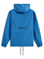 Alpinestars Speeder Chromium vindjakke, klar blå, set bagfra med sort Alpinestars-tekstlogo, letvægtsvindjakke med hætte, elastiske manchetter, justerbar kant med snoretræk, casual motorsportsinspireret overtøj