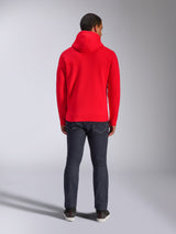 Alpinestars Frontal hættetrøje, rød pullover fleecehættetrøje, set bagfra, afslappet streetwear-stil, båret med mørke denimjeans og sneakers, har hætte og ribkant