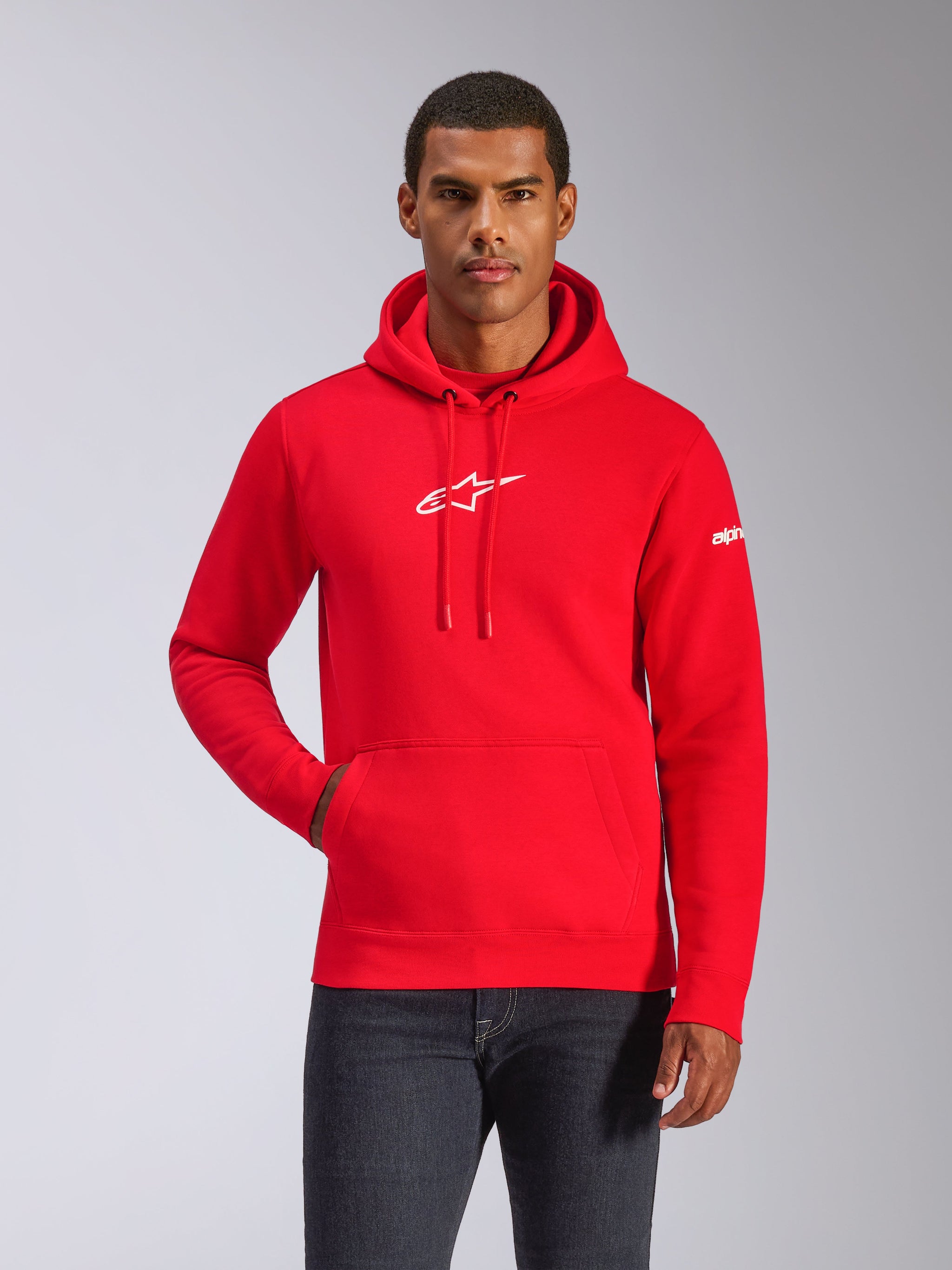 Alpinestars Frontal Hoodie, rød, pullover fleece-hættetrøje med hvidt brystlogo og ordmærke på ærmet, kængurulomme og hætte med snoretræk, afslappet motorsport-inspireret streetwear