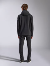 Alpinestars Frontal Hoodie, casual streetwear, sort, set bagfra af model iført pullover fleece-hættetrøje, med ribkant og manchetter, lille hvidt tekstlogo på ærmet, kombineret med sorte bukser