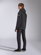 Alpinestars Frontal hættetrøje, afslappet streetwear, sort, set skråt bagfra, viser hvidt ordmærke-logo på ærmet, båret med sorte bukser og sneakers, moderne motorsport-inspireret design