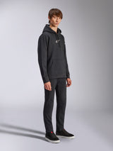 Alpinestars Frontal hættetrøje, sort, pullover fleece-hættetrøje med hvidt HD-logo på brystet og ordmærke-logoer på ærmerne, kængurulomme, stylet med sorte bukser og sneakers, afslappet motorsport-inspireret streetwear