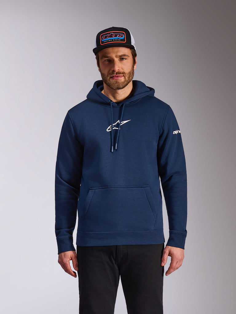 Alpinestars Frontal hættetrøje, afslappet motorsport streetwear, marineblå med hvidt Astars-logo på brystet og hvidt tekstlogo på ærmet, kængurulomme, hætte med snoretræk, båret af model