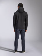 Alpinestars Blaze V3 Hoodie, casual streetwear, sort, set bagfra af hættetrøje i fleece, båret med mørkeblå denimjeans og sorte sko, rent motorsport-inspireret design