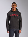 Alpinestars B l a ze V3 h æ t t e t r ø j e , f l e e c e - h æ t t e t r ø j e t i l m æ n d , s o r t m e d r ø d t A l p i n e s t a r s s t j e r n e - l o g o , b å r e t a f e n m a n d i m ø r k e j e a n s , m e d s n ø r e i h æ t t e n o g k æ n g u r u l o m m e , a f s l a p p e t m o t o r s p o r t - i n s p i r e r e t s t r e e t w e a r 