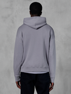 Alpinestars Essentials Ageless Hoodie, sølvgrå fleece, set bagfra, minimalistisk pullover-design med hætte og ribbede manchetter, afslappet motorsport-inspireret streetwear