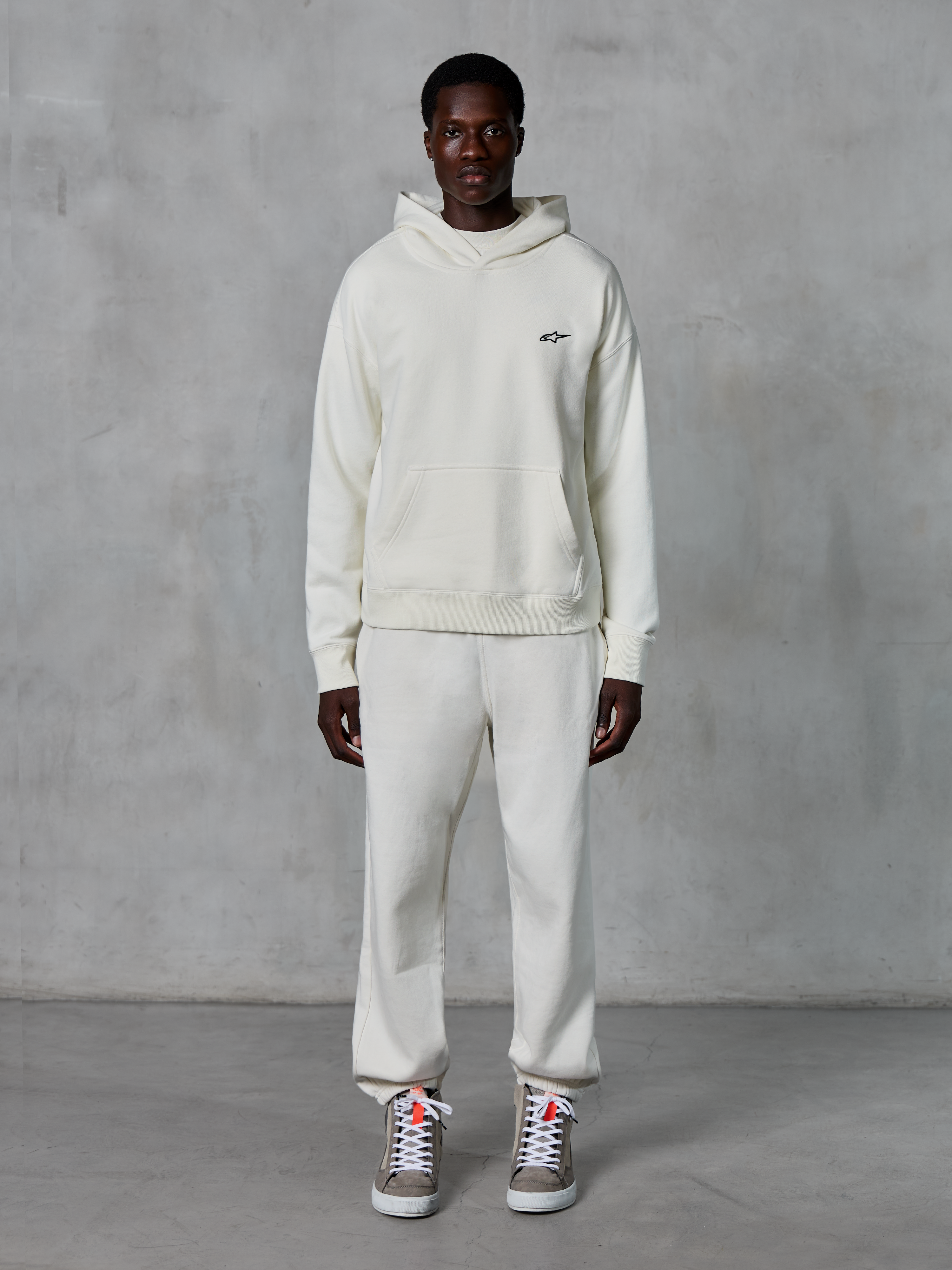 Alpinestars Essentials Ageless Hoodie, pullover-hættetrøje, råhvid, med hætte med snøre og kængurulomme, stenvasket kompakt fleece, afslappet motorsport-inspireret streetwear