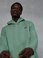 Alpinestars Essentials Ageless hættetrøje, afslappet sportstøj i Cactus grøn, båret af en model, med et lille sort Alpinestars-logo på brystet, højkvalitets fleece med en afslappet pasform og ren æstetik