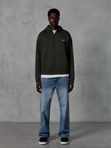 Alpinestars Essentials Ageless Zip Hoodie, hættetrøje med lynlås, Off Black, med et lille hvidt Alpinestars-logo på brystet, båret af en model med hvid t-shirt og blå jeans, afslappet pasform, casual motorsport streetwear