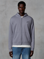 Alpinestars Essentials Ageless Zip hættetrøje, sølv, afslappet streetwear båret af model, fleece med fuld lynlås og lille sort Astars-logo på brystet, kængurulommer, design med afslappet pasform