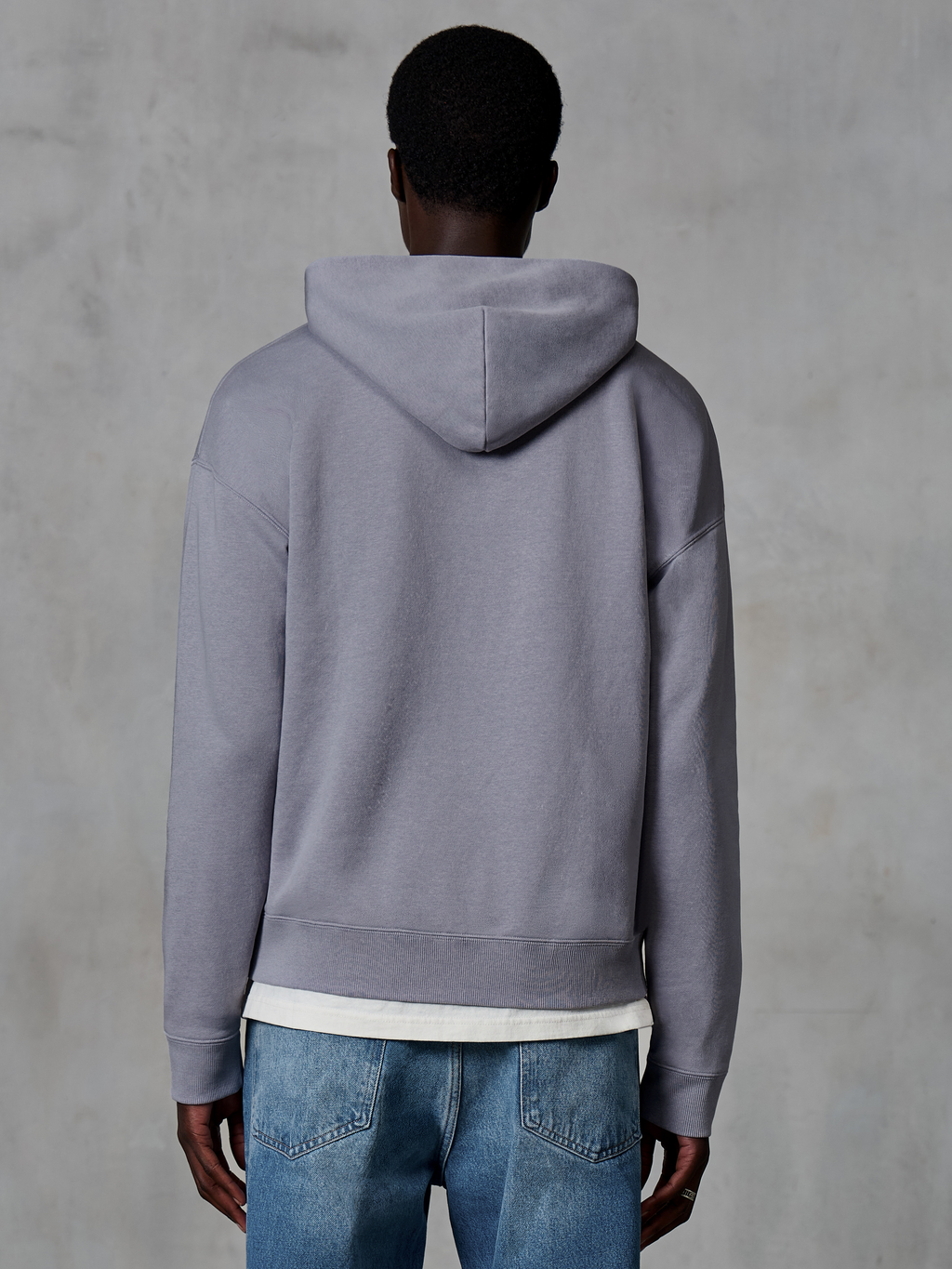 Alpinestars Essentials Ageless Zip Hoodie, sølv, set bagfra, afslappet streetwear, afslappet pasform med tøjvask-finish, parret med blå jeans og hvid undertrøje