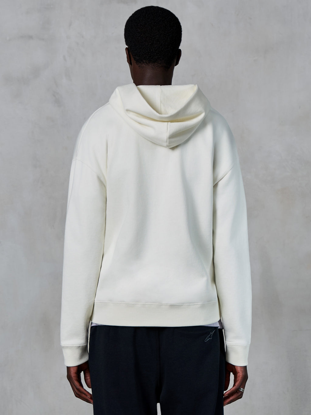 Alpinestars Essentials Ageless Zip Hoodie, set bagfra, Off White, afslappet streetwear, premium kompakt fleece, afslappet pasform, ribstrikkede manchetter og kant, rent minimalistisk design