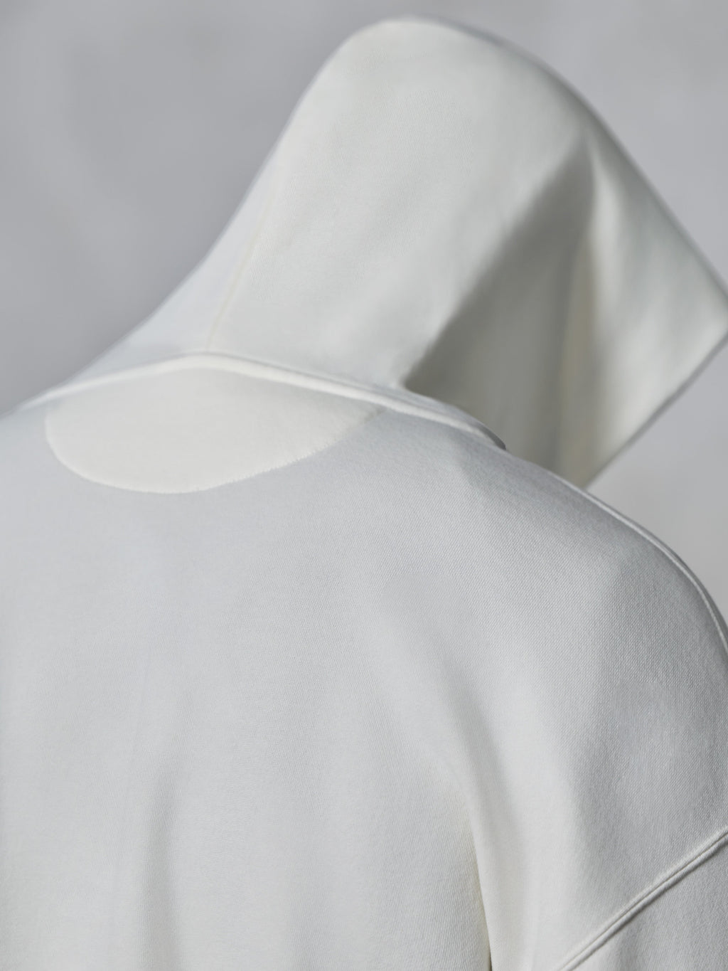 Alpinestars Essentials Ageless Zip Hoodie, Off White, nærbillede bagfra af hætte og skuldre, blødt kompakt fleece-materiale, minimalistisk design til afslappet hverdagsbrug
