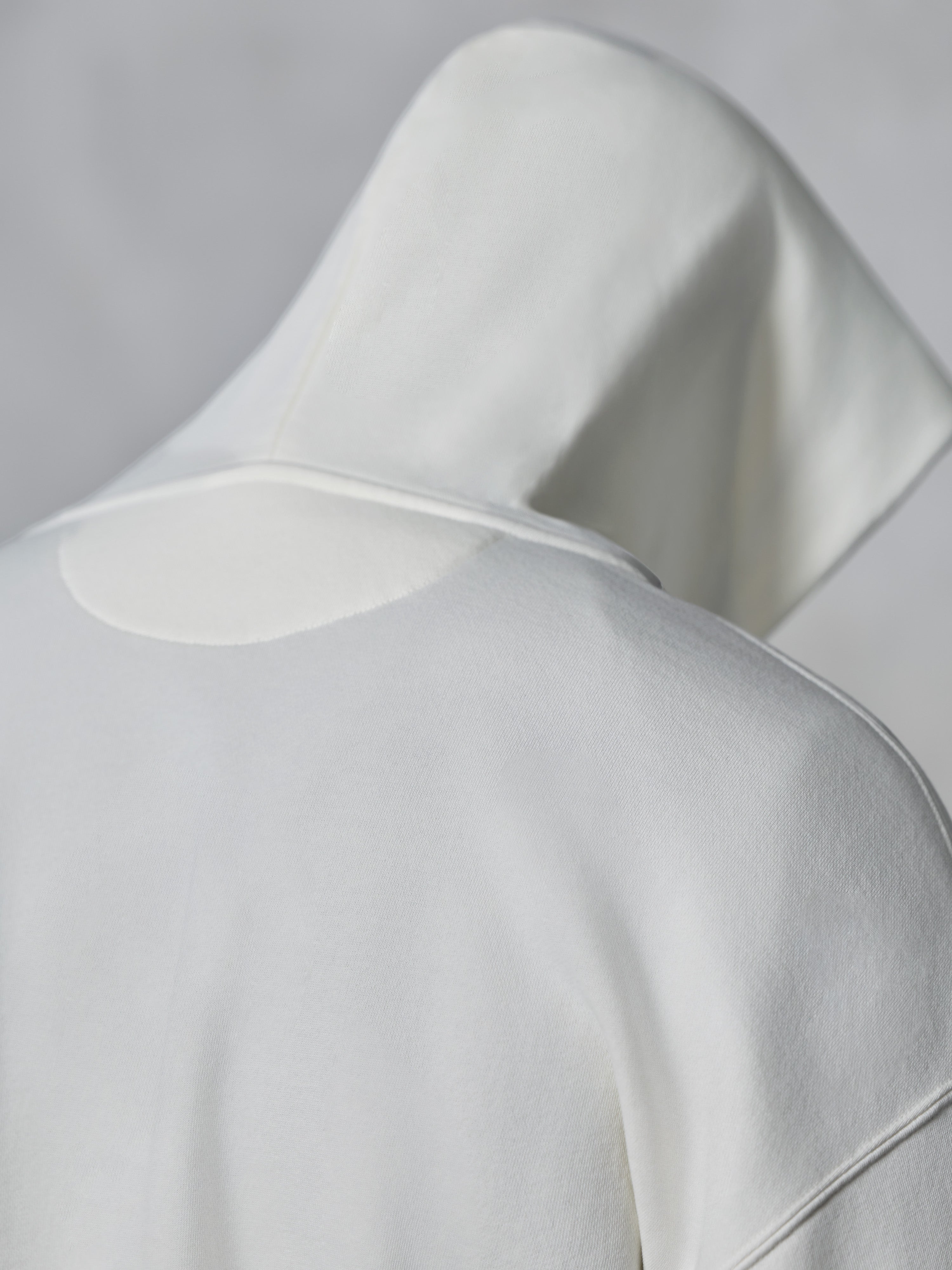 Alpinestars Essentials Ageless Zip Hoodie, Off White, nærbillede bagfra af hætte og skuldre, blødt kompakt fleece-materiale, minimalistisk design til afslappet hverdagsbrug