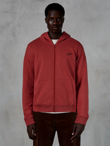 Alpinestars Essentials Ageless Zip Hoodie, murstensrød hættetrøje med gennemgående lynlås, båret af model med brune fløjlsbukser, med et lille sort logo på brystet, afslappet pasform, casual streetwear