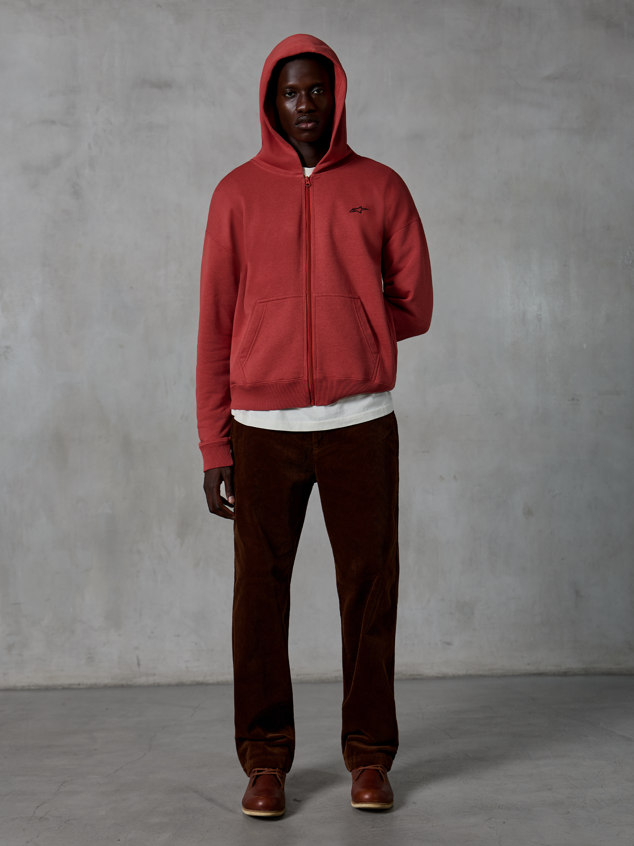 Alpinestars Essentials Ageless Zip Hoodie, afslappet sportstøj, teglrød, fuld lynlås med hætte med snoretræk, lille logo på brystet, afslappet pasform med stenvasket finish