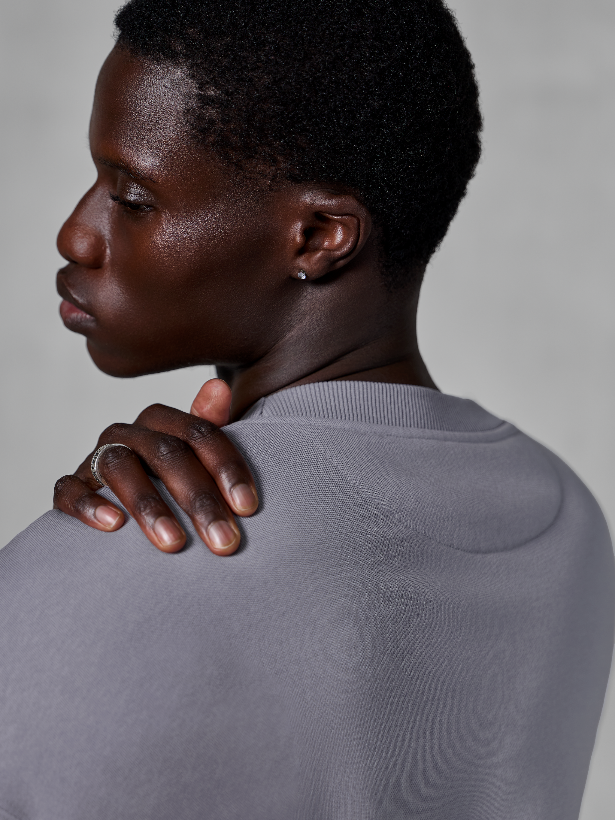 Alpinestars Essentials Ageless Crew, sølvfarvet crewneck sweatshirt, nærbillede af skulderen og den ribbede halskant, førsteklasses stone-washed fleece-tekstur, afslappet hverdags-streetwear