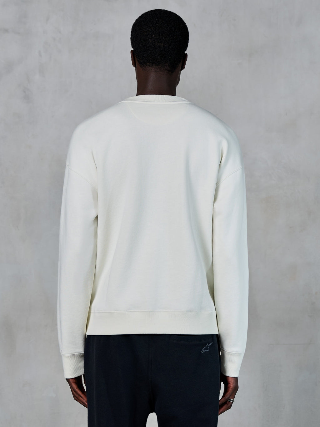 Alpinestars Essentials Ageless Crew, Off White sweatshirt med rund hals, set bagfra, afslappet sportstøj, med ribstrikkede manchetter og kant, rent design med afslappet pasform, førsteklasses blødt fleecemateriale