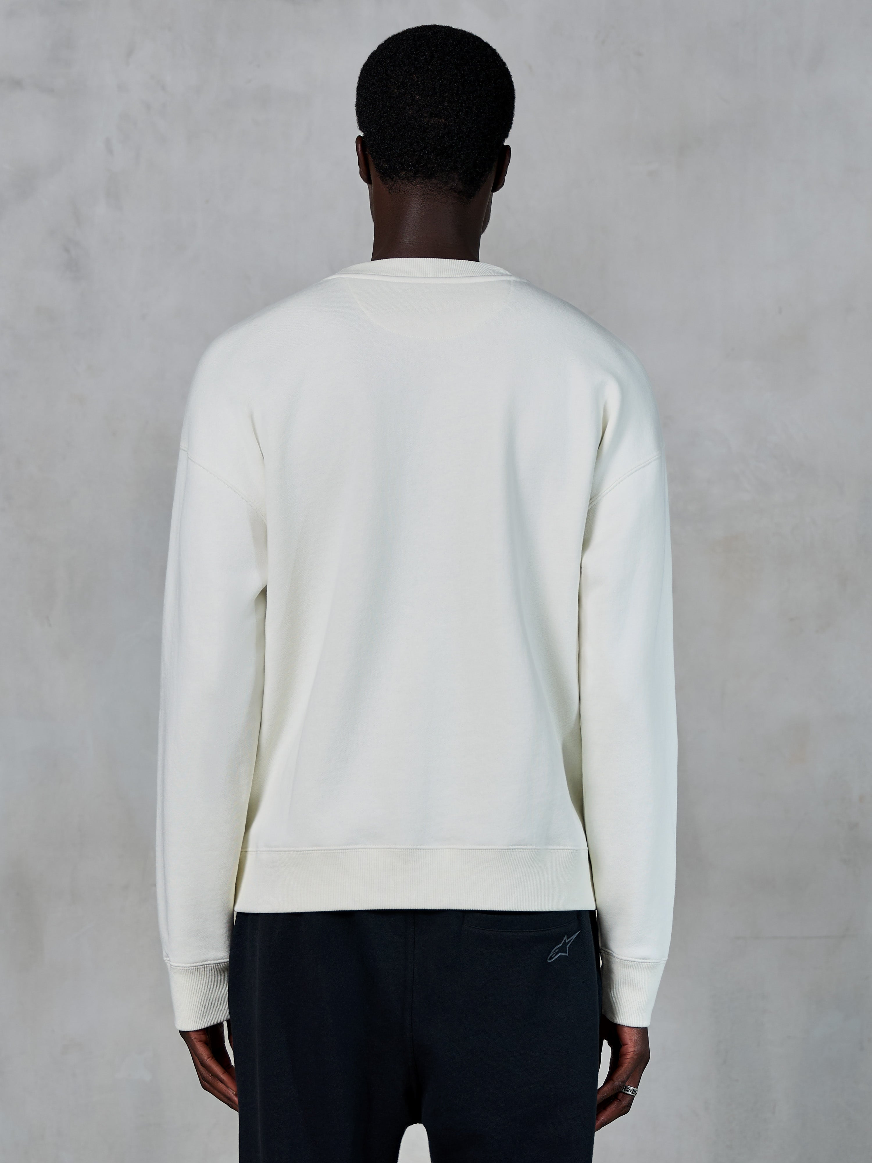 Alpinestars Essentials Ageless Crew, Off White sweatshirt med rund hals, set bagfra, afslappet sportstøj, med ribstrikkede manchetter og kant, rent design med afslappet pasform, førsteklasses blødt fleecemateriale