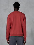 Alpinestars Essentials Ageless Crew, teglrød sweatshirt med rund hals, bagfra af model i afslappet pasform, ribstrikket krave og manchetter, afslappet motorsport-inspireret streetwear