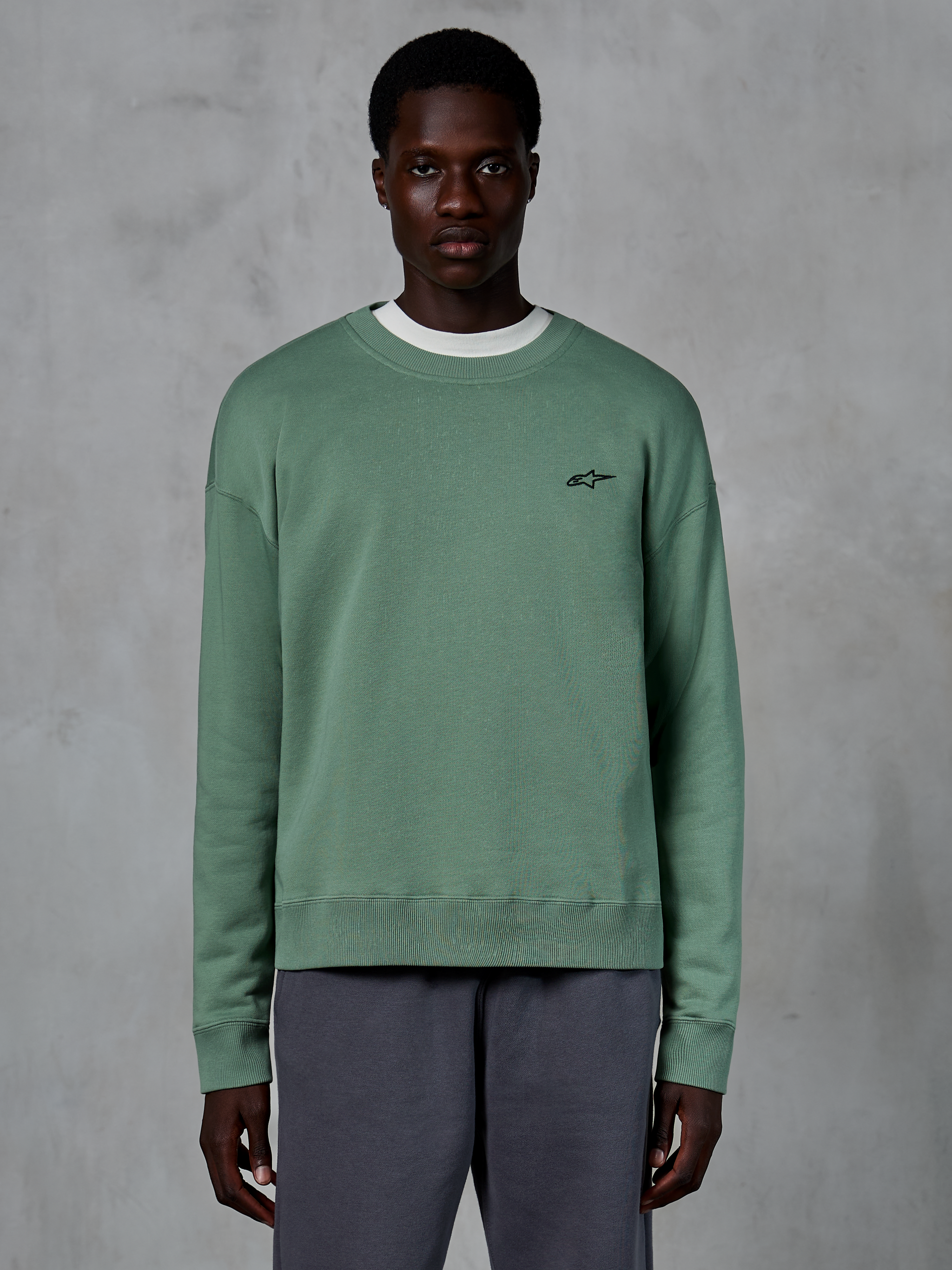 Alpinestars Essentials Ageless Crew, afslappet crewneck sweatshirt, Cactus-grøn med lille sort stjerne-logo på brystet, ribstrikket krave, manchetter og kant, premium kompakt fleece sportstøj