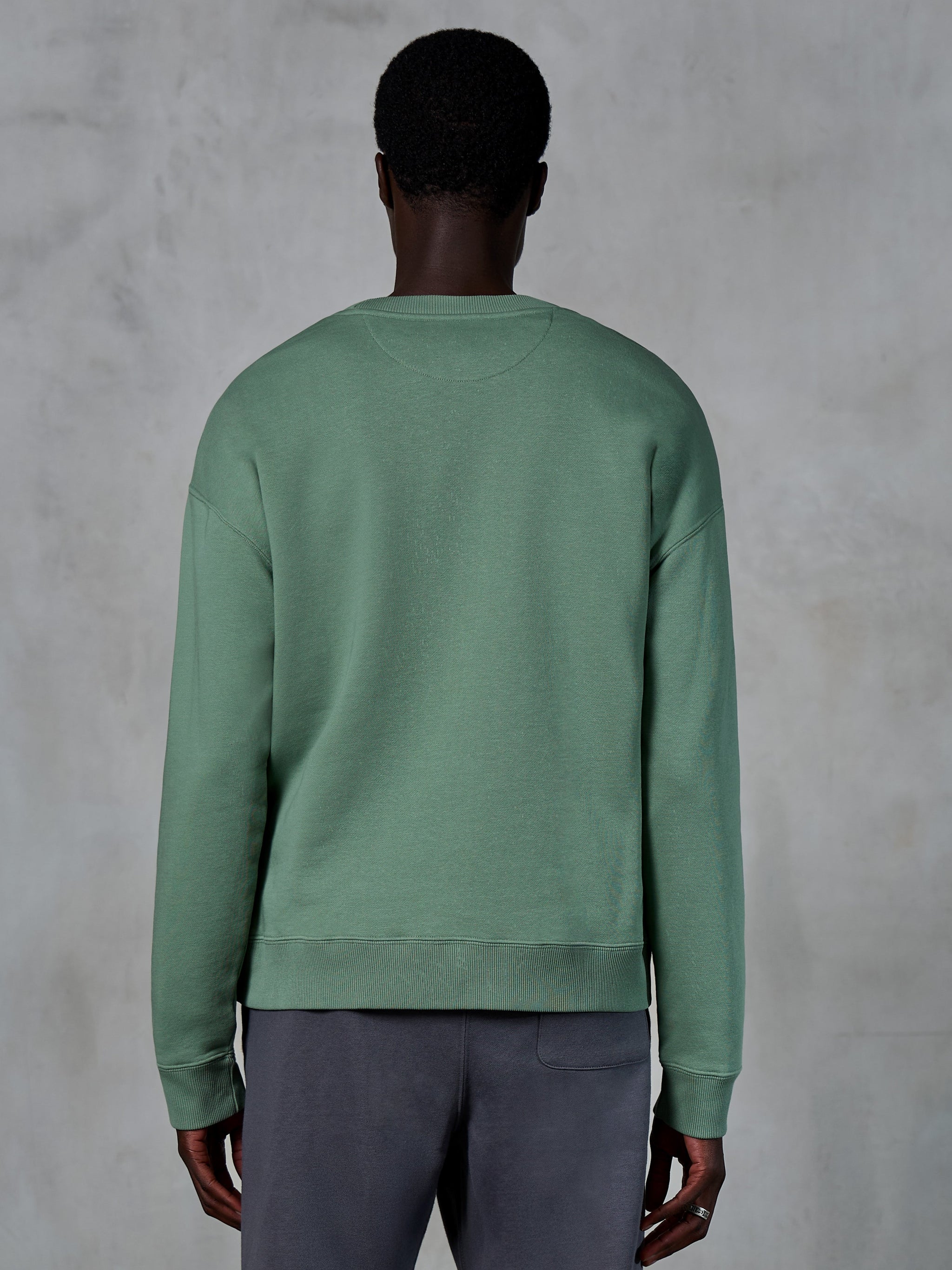 Alpinestars Essentials Ageless Crew, crewneck sweatshirt, Cactus grøn, set bagfra på model, ribbede manchetter og kant, førsteklasses kompakt fleece, afslappet lifestyle streetwear