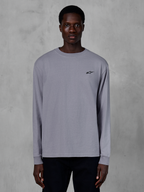 Alpinestars Essentials Ageless LS Tee, langærmet t-shirt, sølv, vist på en model, med et lille sort Alpinestars-logo på brystet, afslappet moderne pasform, økologisk bomuld, afslappet streetwear