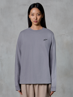 Alpinestars Essentials Ageless LS Tee, langærmet t-shirt, sølv, med et lille sort stjerne-logo på brystet, afslappet pasform, premium økologisk bomuld, afslappet motorsport-inspireret streetwear