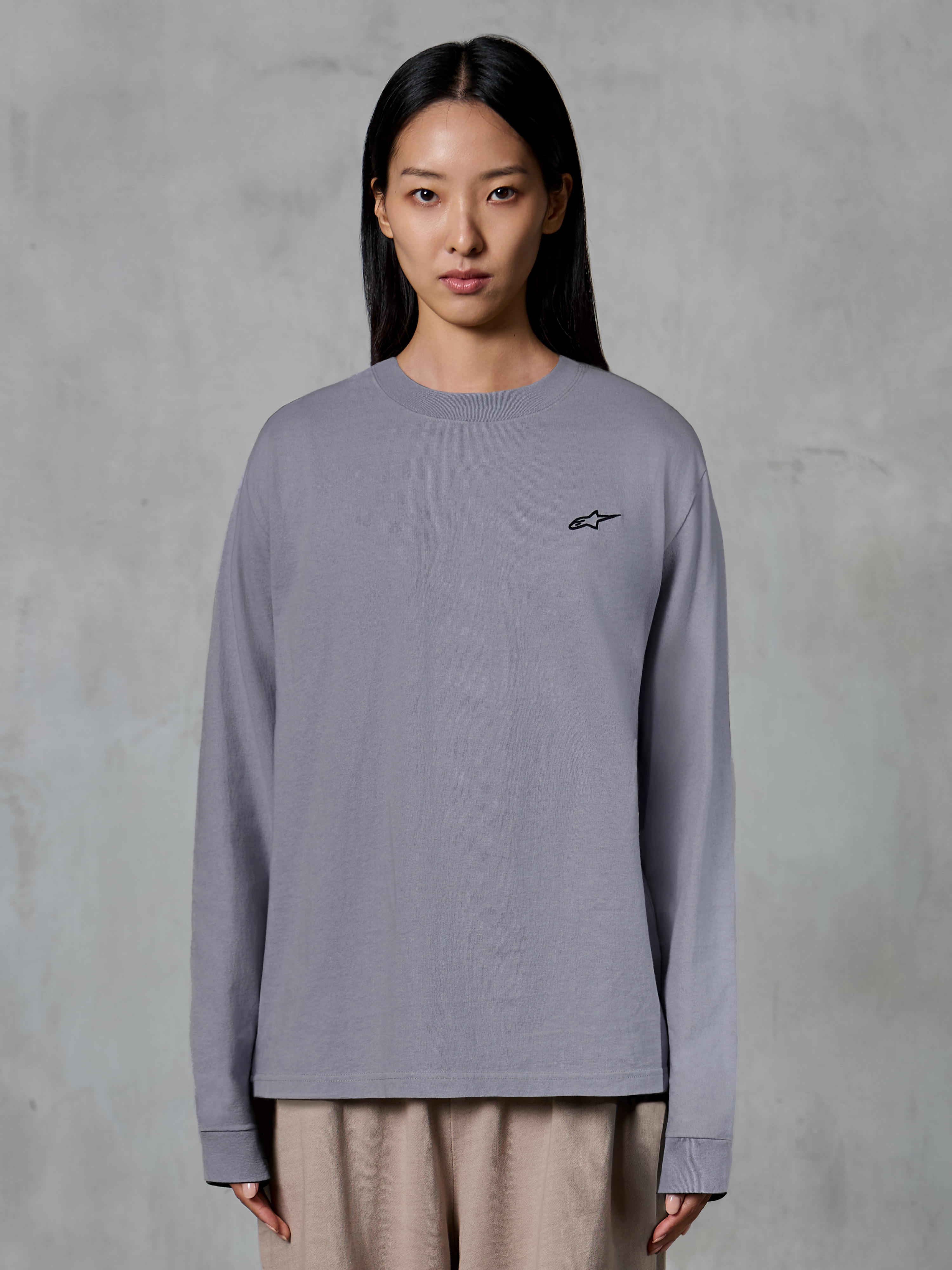 Alpinestars Essentials Ageless LS Tee, langærmet t-shirt, sølv, med et lille sort stjerne-logo på brystet, afslappet pasform, premium økologisk bomuld, afslappet motorsport-inspireret streetwear