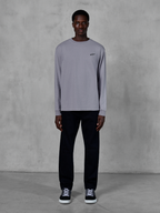 Alpinestars Essentials Ageless LS Tee, langærmet T-shirt, sølv, lille sort Alpinestars-logo på brystet, økologisk bomuldsjersey med stenvask-finish, bæres af en model med sorte bukser og sneakers, afslappet streetwear