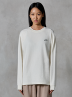 Alpinestars Essentials Ageless LS Tee, langærmet t-shirt, off-white, med et lille sort stjerne-logo på brystet, afslappet moderne pasform, økologisk bomuldsjersey, afslappet motorsport-inspireret streetwear