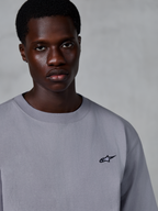 Alpinestars Essentials Ageless SS Tee, kortærmet t-shirt, sølvfarvet, med et lille sort stjerne-logo på brystet, båret af model, afslappet lifestyle streetwear