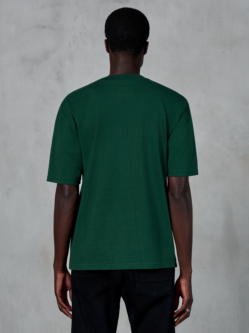 Alpinestars Essentials Ageless SS Tee, kortærmet T-shirt, Pine Green, set bagfra på model, afslappet pasform, økologisk bomuld, casual motorsport-inspireret streetwear