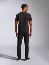 Alpinestars Shaded CSF Tee, kortærmet t-shirt, sort, set bagfra på model iført sorte bukser, afslappet motorsport-inspireret streetwear