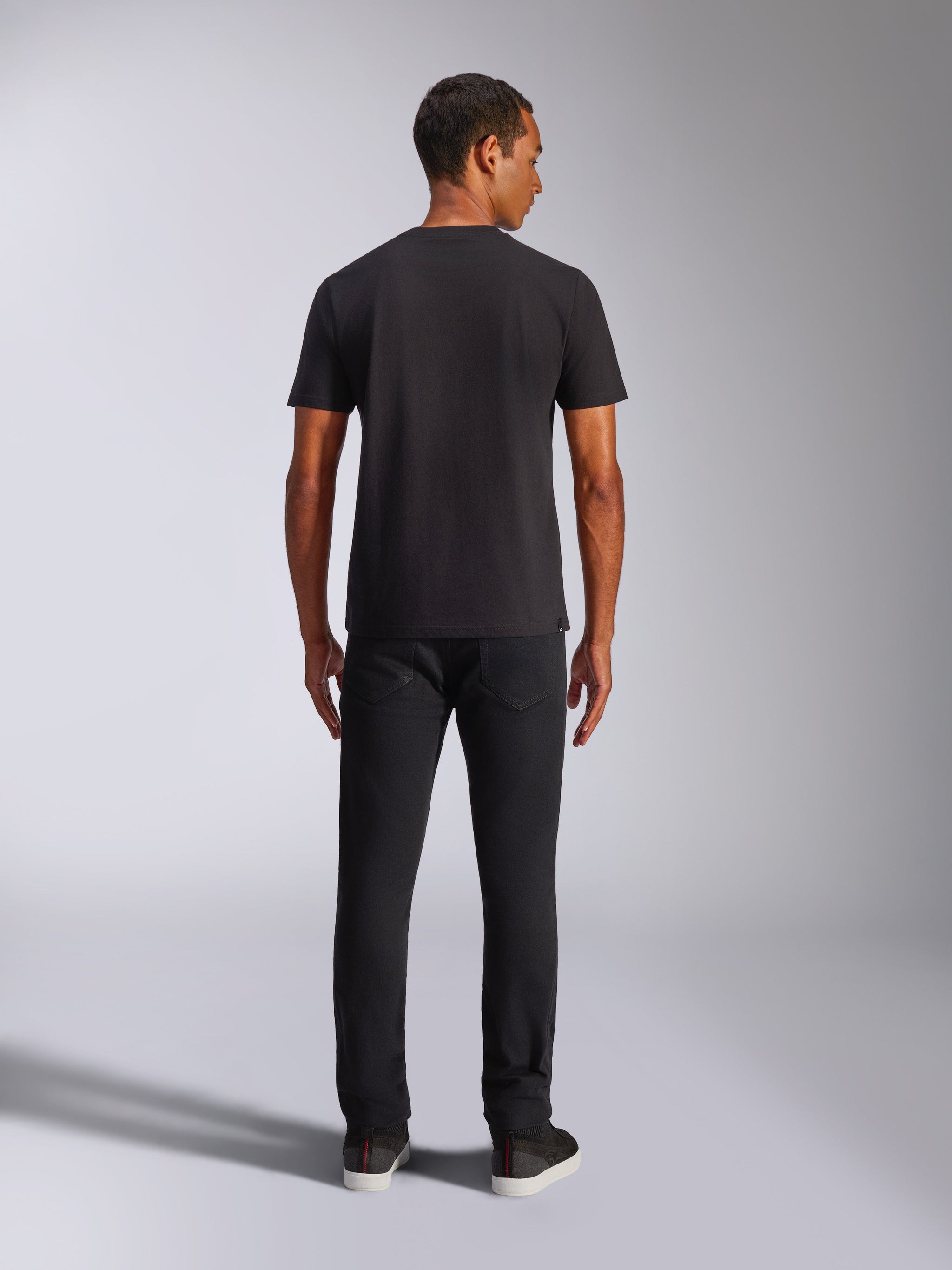 Alpinestars Shaded CSF Tee, kortærmet t-shirt, sort, set bagfra på model iført sorte bukser, afslappet motorsport-inspireret streetwear